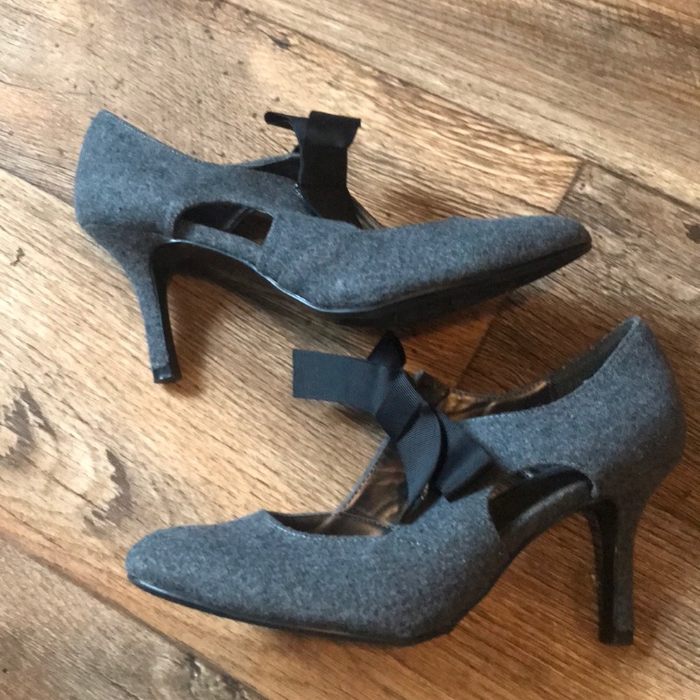 Gray felt heels with bow detail